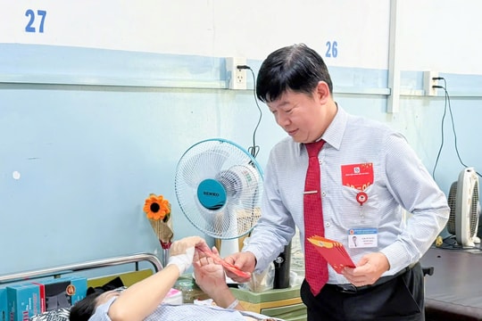 Bệnh viện Nhân dân Gia Định trao yêu thương qua những bao lì xì đầu xuân