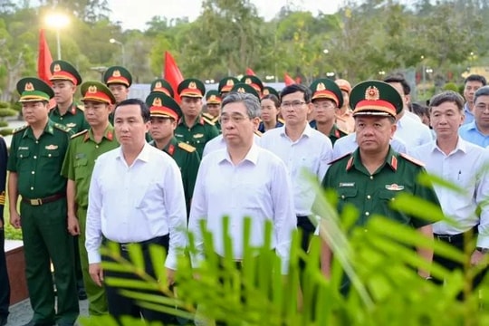 Lãnh đạo TP.HCM dâng hoa tưởng niệm các Anh hùng liệt sĩ tại Côn Đảo