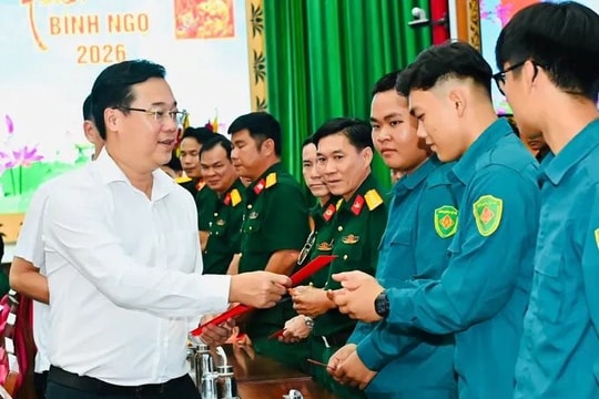 Lãnh đạo TP.HCM thăm, chúc Tết lực lượng trực đêm giao thừa