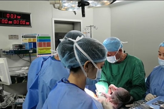 Bệnh viện Từ Dũ tặng vàng cho 4 bé sinh đúng giao thừa Bính Ngọ