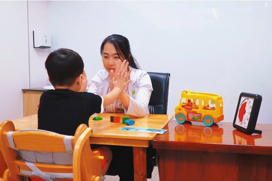 Những “người lái đò mặc áo blouse” và hành trình âm ngữ trị liệu cùng trẻ đặc biệt