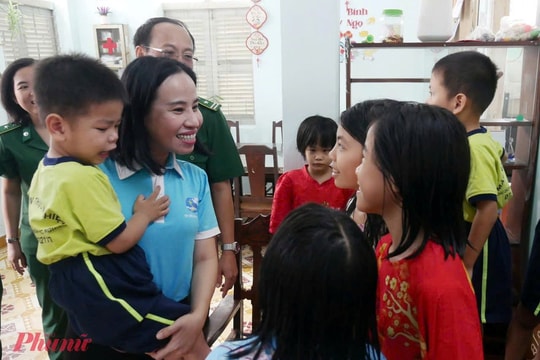 Không hoa - Hành động thiết thực vì phụ nữ, trẻ em và cộng đồng