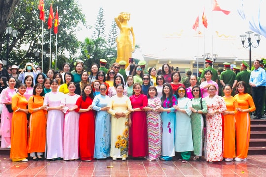 Trường THCS Nguyễn Văn Trỗi về nguồn viếng Tượng đài và Nhà lưu niệm Anh hùng liệt sĩ Võ Thị Sáu