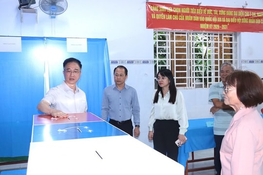 Phó Bí thư Thành ủy Đặng Minh Thông kiểm tra công tác chuẩn bị bầu cử tại Lái Thiêu