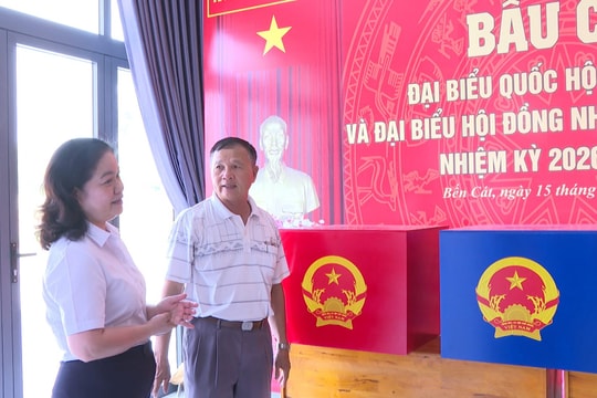 Bí thư Đảng ủy phường Bến Cát kiểm tra công tác chuẩn bị bầu cử