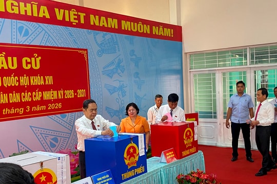 Chủ tịch Quốc hội Trần Thanh Mẫn, Bí thư Thành ủy TP.HCM Trần Lưu Quang bỏ phiếu bầu cử tại xã Hóc Môn