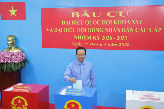 Nguyên Thủ tướng Nguyễn Tấn Dũng và Chủ tịch UBND TP.HCM Nguyễn Văn Được bỏ phiếu tại phường Xuân Hòa