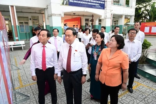 Các đồng chí lãnh đạo, nguyên lãnh đạo và nhân dân bỏ phiếu bầu cử tại TP.HCM