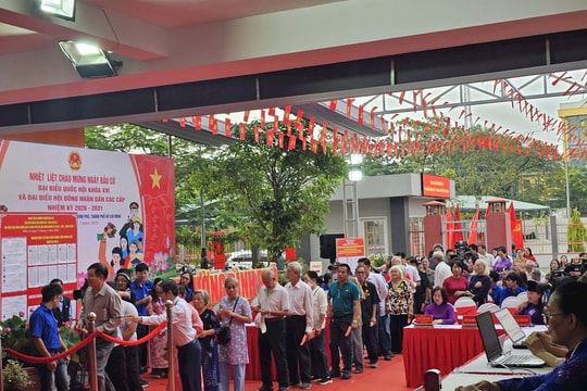 TP.HCM: Cử tri phường Bình Phú phấn khởi, đặt nhiều kỳ vọng vào lá phiếu