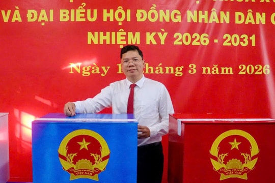 Phó Chủ tịch UBND TP.HCM Hoàng Nguyên Dinh bỏ phiếu bầu cử cùng ngư dân xã Long Hải