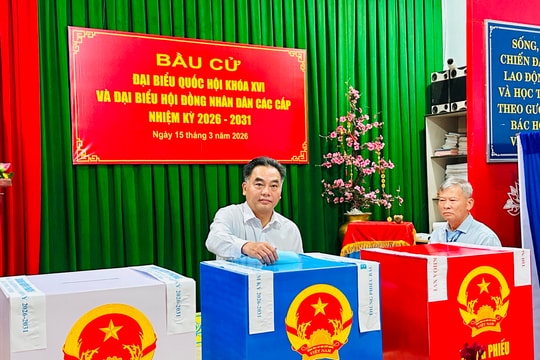 Phó Chủ tịch Thường trực UBND TP.HCM Nguyễn Lộc Hà bỏ phiếu tại phường Phú Lợi