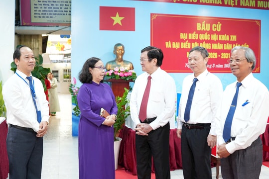 Nguyên Chủ tịch nước Trương Tấn Sang và các lãnh đạo TP.HCM bỏ phiếu tại phường Tân Định