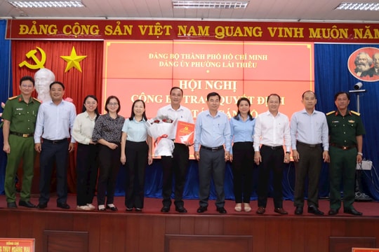 Phường Lái Thiêu tr ao quyết định về công tác cán bộ