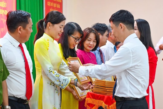 Phường Rạch Dừa khen thưởng các tập thể, cá nhân đạt thành tích đợt thi đua cao điểm thực hiện công tác bầu cử