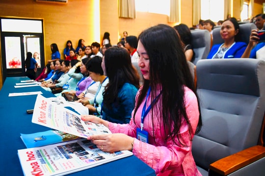 Phụ huynh, học sinh tham dự tư vấn tuyển sinh lớp 10 tại Trường THPT Vũng Tàu