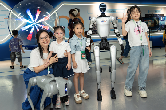 Học sinh thích thú trải nghiệm robot hình người tại STEM TOWN