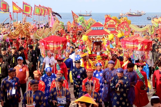 Hàng ngàn người đổ về Lễ hội Dinh Cô Long Hải