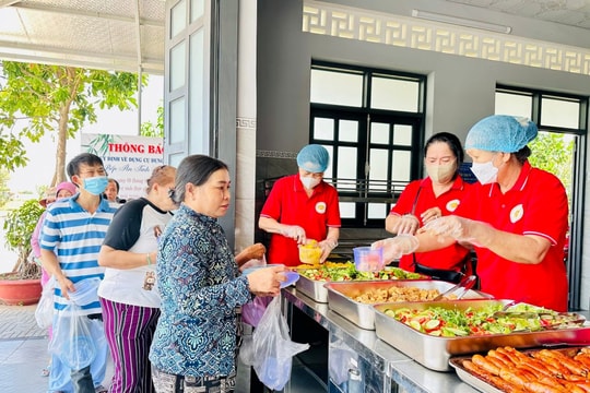 Bếp lửa 4 giờ sáng và những suất cơm giữ lại niềm tin