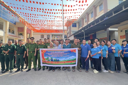 Phường Thuận Giao ra quân xóa quảng cáo, rao vặt sai quy định