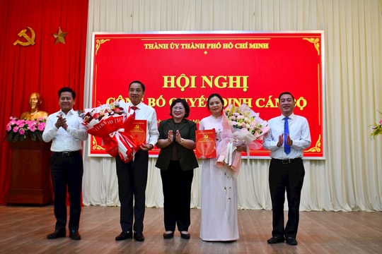 Phó Bí thư Thành ủy TP.HCM Văn Thị Bạch Tuyết trao quyết định công tác cán bộ