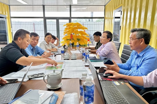 Khảo sát thực tế, xem xét điều chỉnh tuyến đường điện ở xã Phú Giáo