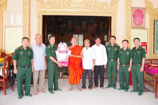 Bộ đội Biên phòng Vĩnh Long thăm chúc Tết Chôl Chnăm Thmây đồng bào Khmer