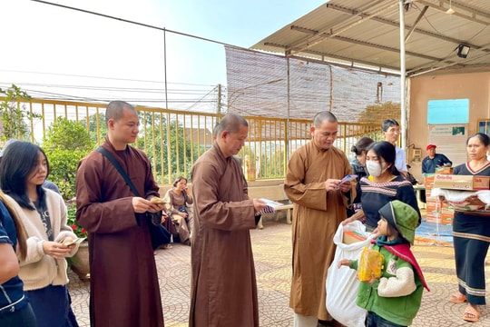 Chùa Liên Trì, TP.HCM trao 350 quà tại tỉnh Lâm Đồng