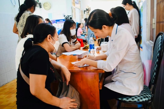 Khám sức khỏe cho 700 lao động nữ ở khu công nghiệp phường Rạch Dừa