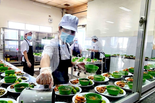 TP.HCM siết chặt an toàn thực phẩm: Từ thức ăn đường phố đến bếp ăn tập thể
