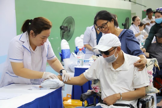 Bác sĩ TP.HCM ra quân khám sức khỏe cho người dân