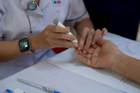 TP.HCM: Bác sĩ đi khắp cộng đồng, gõ từng nhà, khám bệnh miễn phí