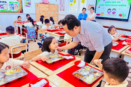 Phụ huynh cùng nhà trường giám sát an toàn thực phẩm bữa ăn bán trú