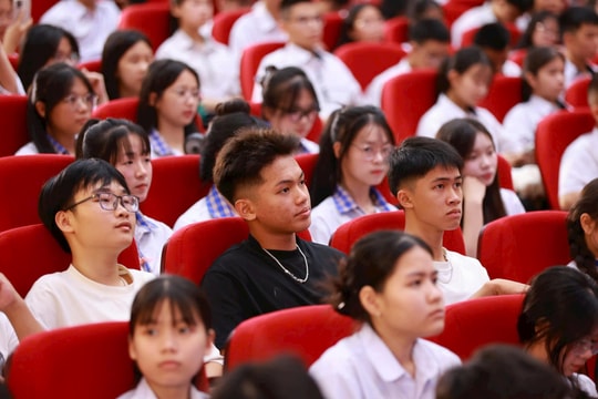 Hơn 500 học sinh Quảng Trị trải nghiệm một ngày làm sinh viên luật