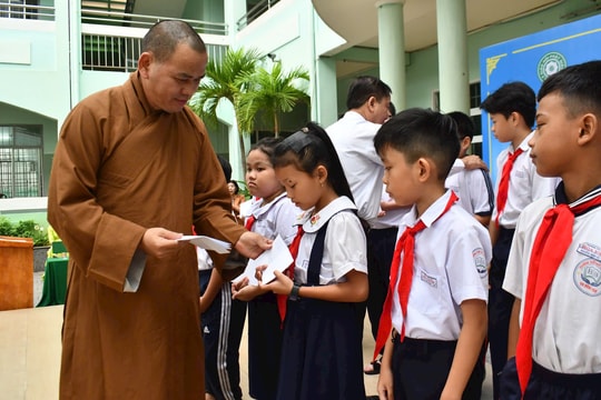 Trao học bổng tiếp sức đến trường cho học sinh nghèo