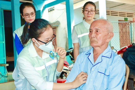 Đưa dịch vụ y tế đến tận nhà dân: Thí điểm mô hình “đội chăm sóc sức khỏe liên tục” tại cơ sở