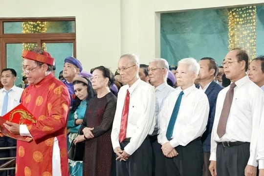 Lễ dâng hương tưởng niệm các Vua Hùng diễn ra trang trọng tại Hoa viên Bình Dương