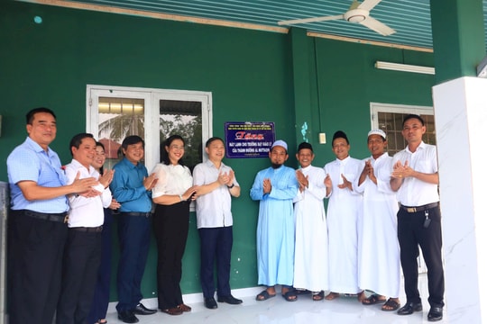 Về nguồn, chăm lo 127 triệu đồng an sinh xã hội cho gia đình, học sinh đồng bào Chăm