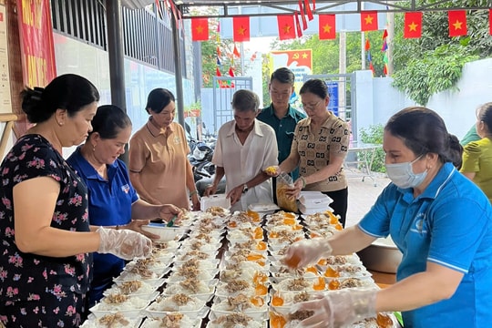 Ấm áp “Bữa sáng yêu thương” tại phường Lái Thiêu