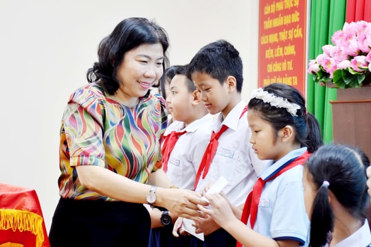 Phường Rạch Dừa tổ chức trao hơn 544 triệu đồng học bổng cho trẻ em mồ côi