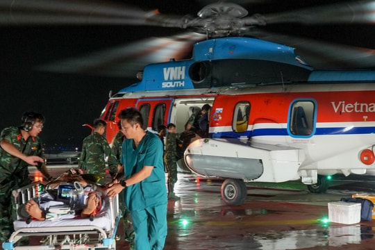 Cấp cứu đường không xuyên lễ đưa 2 bệnh nhân từ Trường Sa về đất liền an toàn
