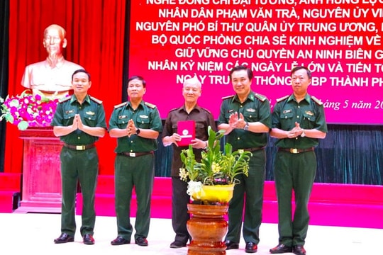 Đại tướng Phạm Văn Trà, thăm nói chuyện với cán bộ, chiến sĩ Bộ đội Biên phòng thành phố Đồng Nai