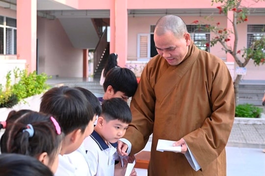 Qũy học bổng chùa Liên Trì tiếp sức cho học sinh nghèo đến trường