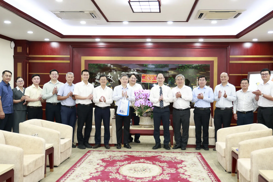 Lãnh đạo Ban Tuyên giáo và Dân vận Thành ủy TP.HCM thăm, chúc mừng ĐHQG TP.HCM