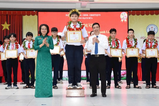 Phường Rạch Dừa tuyên dương, khen thưởng giáo viên và học sinh đạt giải kỳ thi học sinh giỏi lớp 9 cấp Thành phố