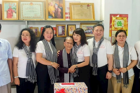 Đảng ủy các cơ quan Đảng TP.HCM thăm Mẹ Việt Nam Anh hùng tại Cao Bằng