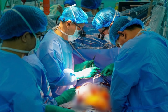 Ghép tim xuyên Việt cứu sống người bệnh 23 tuổi đang phụ thuộc ECMO