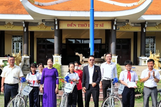 Phường Vũng Tàu trao tặng 32 xe đạp cho học sinh nghèo