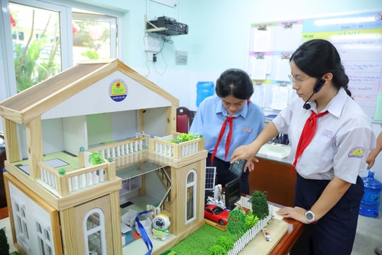 Học sinh TP.HCM tự chế robot, nhà thông minh phục vụ cộng đồng