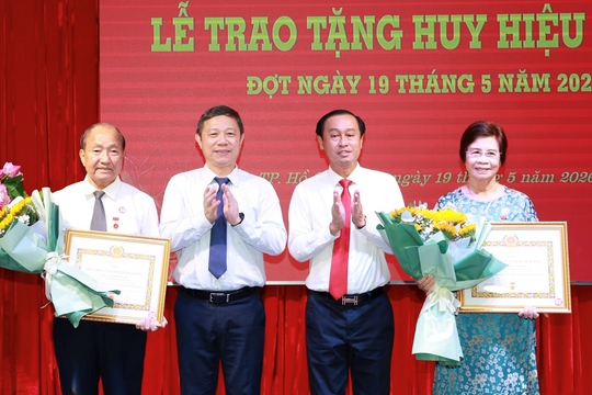 Đảng ủy các cơ quan Đảng TP.HCM trao huy hiệu Đảng