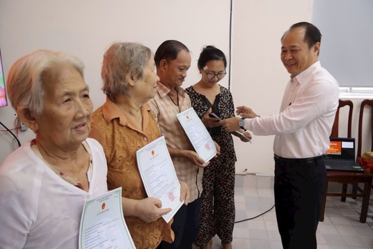 “Trao giấy tờ tùy thân - Trao cả cuộc đời mới”